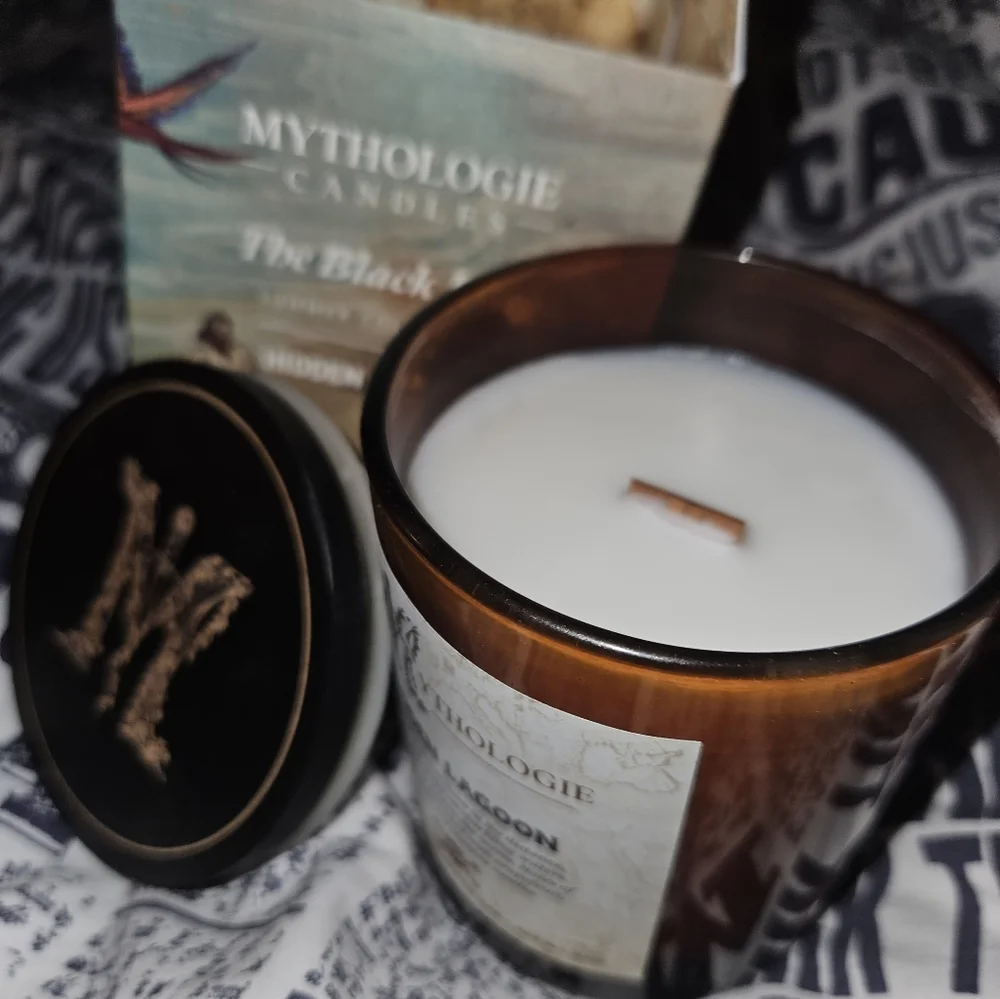 ๐ Mythologie Black Flag Candle 8 oz - Picture 1 of 3